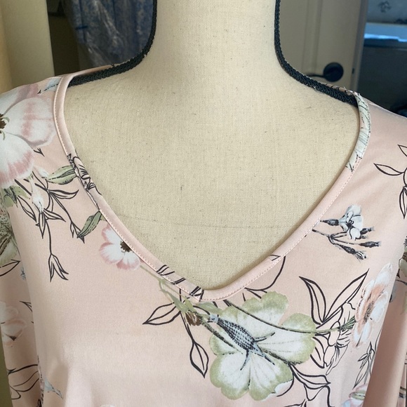 Avenue Floral Blouse - Picture 2 of 9